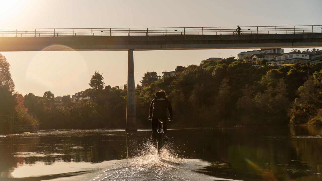 Manta5 Hydrofoiler SL3: l’e-bike per pedalare sull’acqua